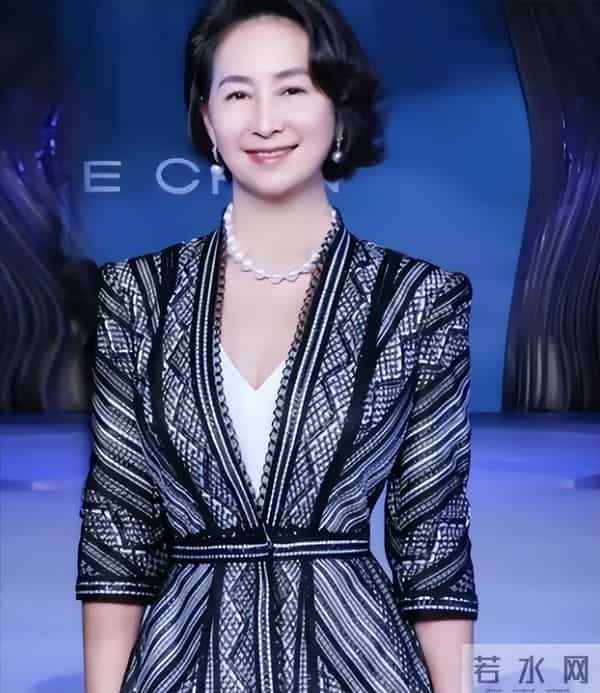 何猷君也没想到，自己63岁的大姐何超琼，竟还能再为赌王家族争光