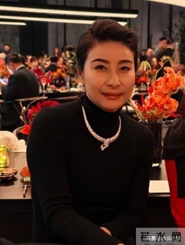 北京这一夜，郭晶晶用“全裹”造型，给了内娱女星一记优雅的耳光