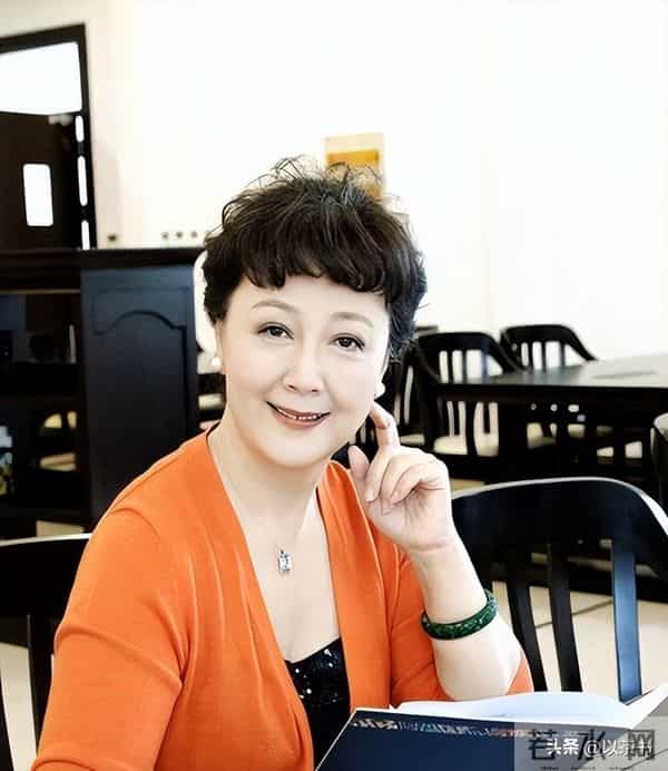 她与军官丈夫恩爱46年零绯闻,如今68岁直面衰老,比扮嫩惊艳