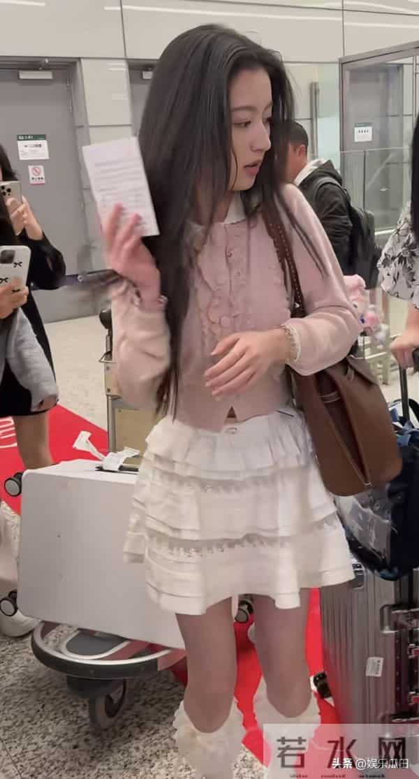 16岁裴佳欣现身机场被偶遇，粉上衣配白短裙，好清纯好可爱