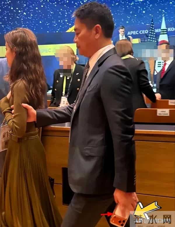 章泽天现身日本机场,休闲打扮,刘强东幽默地说:把我拍好看一点