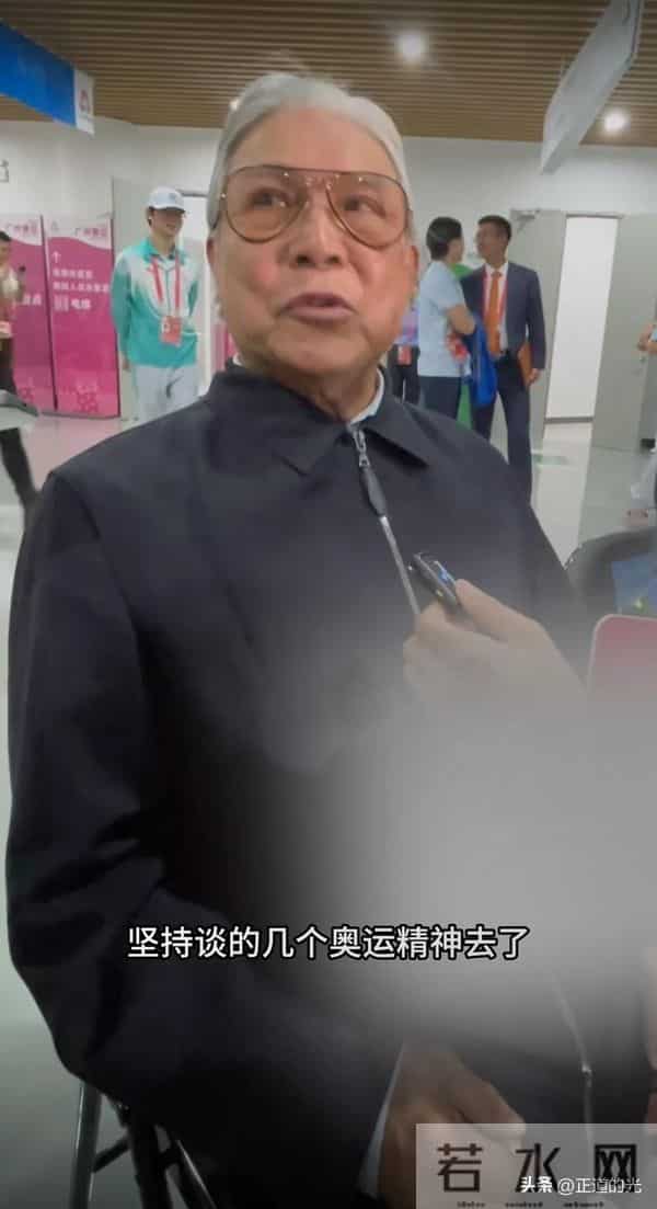 霍震霆称郭晶晶全运会火炬手没有告诉自己 一提儿媳就笑得合不拢嘴