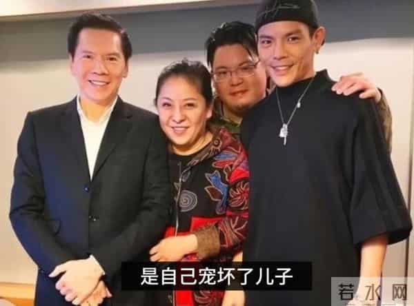 向太脸都被儿子丢尽了!向佑满肚肥肠带女友酒吧挥霍,38岁仍啃老