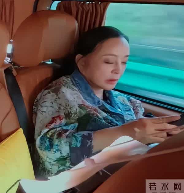 别再闭着眼睛猛夸刘晓庆“年轻”了,她是真的已经老了