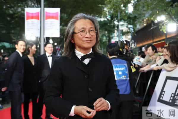 知名导演陈可辛出车祸,失控冲上人行道,撞断铁栏、树木,车头损毁严重,警方正调查