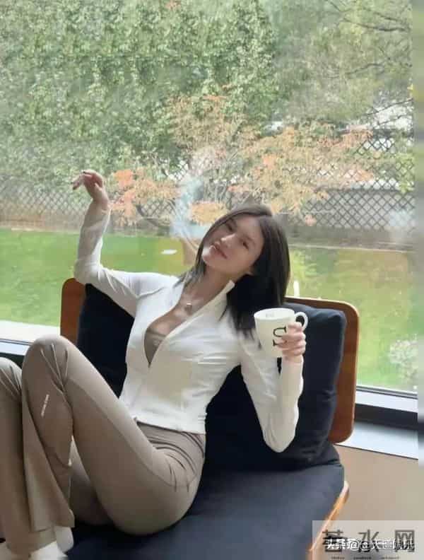 陈伟霆妈妈专程飞北京 看孙子儿媳 何穗穿情侣装 为迎接婆婆首晒美照