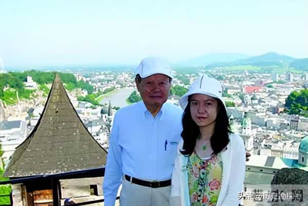 这是翁帆和杨振宁领证留影,弟弟、弟媳陪同,杨振宁一脸不好意思