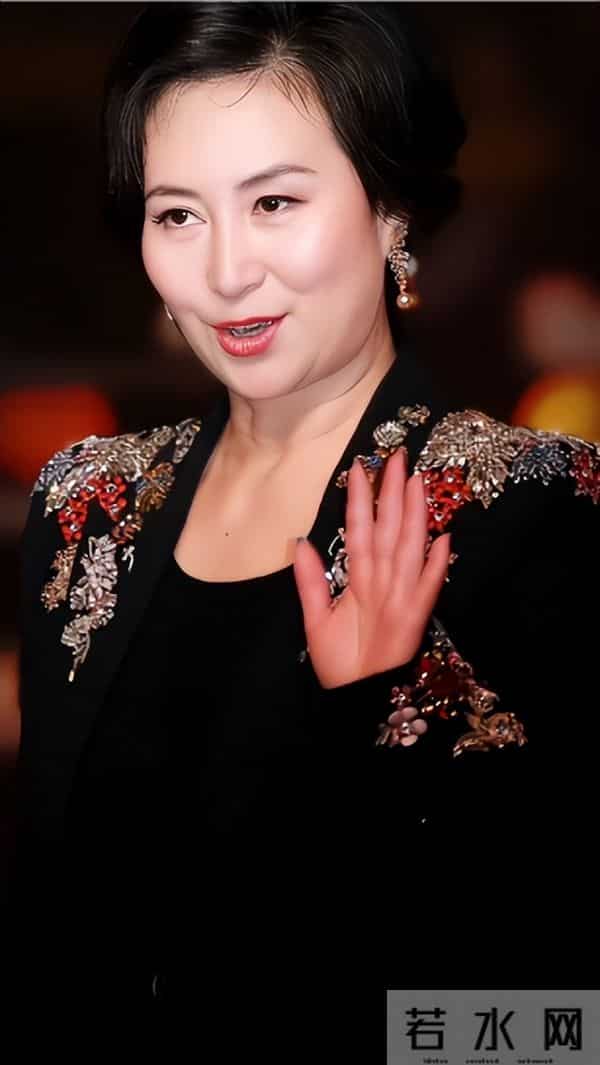 何猷君也没想到，自己63岁的大姐何超琼，竟还能再为赌王家族争光