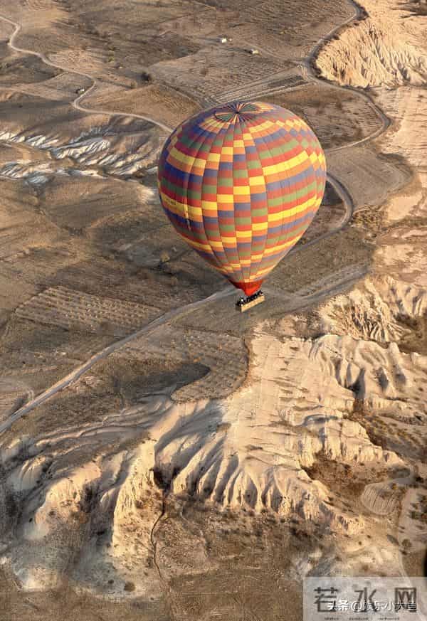 主持人金佳悦晒土耳其旅游美照，穿挂脖裙大秀美腿，杨柳细腰好辣