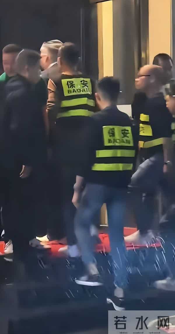 向佑算是没救了!现身南昌酒吧,烟酒不离手,旁边的女人又胖又颓