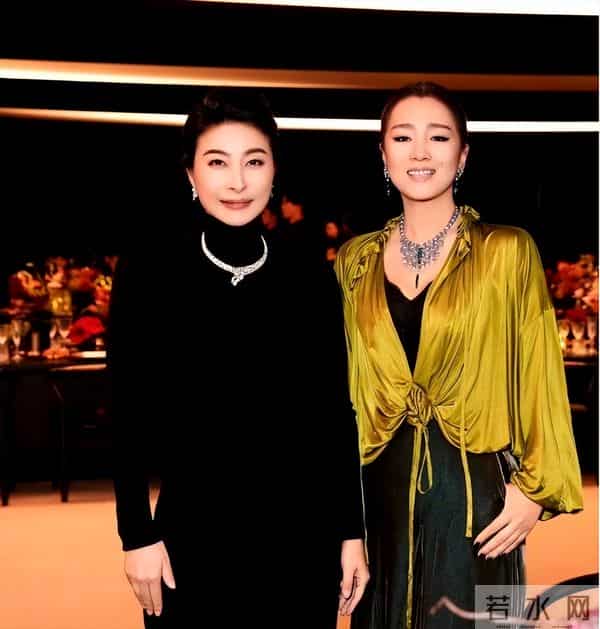 巩皇和郭晶晶同框，晶晶姐优雅非凡 尽显高级风范。霍震霆预言封神