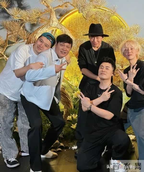 陈赫补发生日照，“铁三角”邓超鹿晗在c位，马頔搂范志毅像小孩