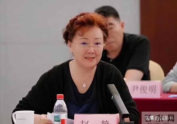 她与军官丈夫恩爱46年零绯闻,如今68岁直面衰老,比扮嫩惊艳