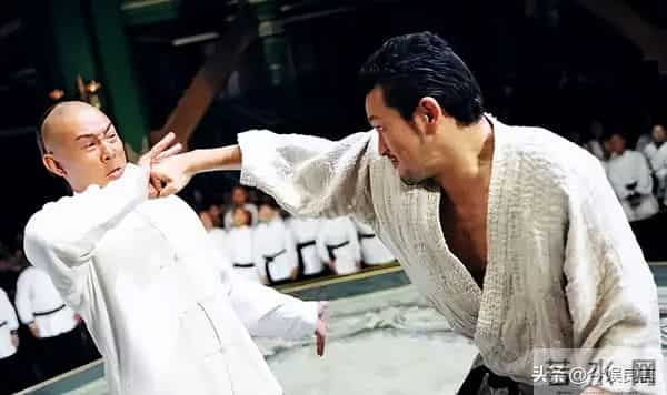 李连杰“脱衣辟谣”上热搜：没换过心脏！揭开“一夜回春”的秘密