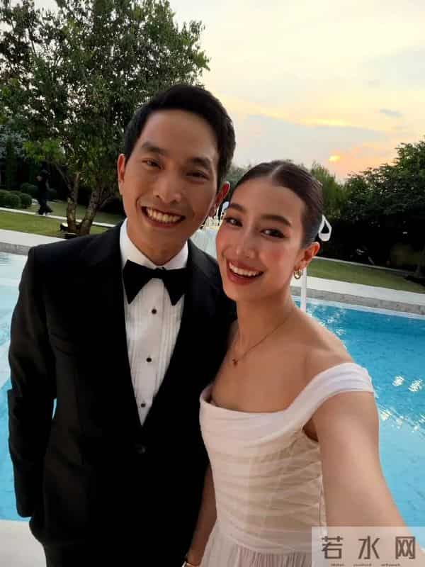 泰星Mai婚礼在私人豪宅举办,低调温馨,宾客20多人,花童是小狗