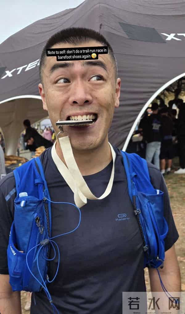 刘銮雄长子移居英国晒近照，两鬓花白身姿健硕，在当地陪子女生活