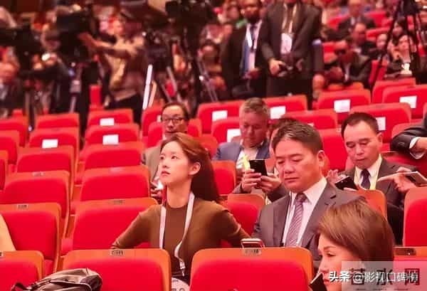 章泽天现身日本机场,休闲打扮,刘强东幽默地说:把我拍好看一点