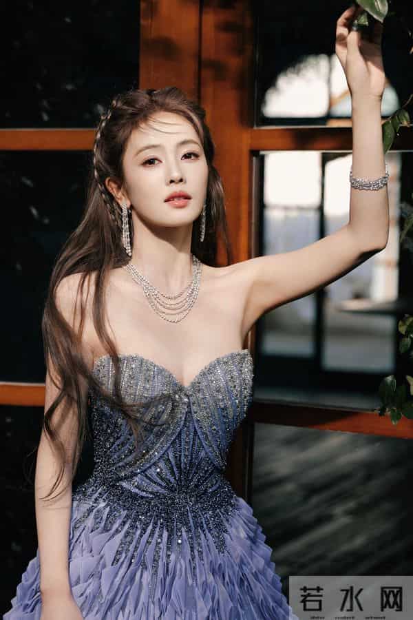 白鹿不要这么考验大家的定力!最近好爱穿抹胸裙啊