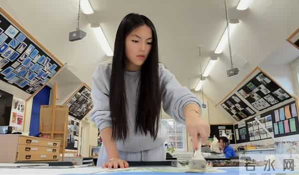 16岁王诗龄晒留学日常,住宿舍周末还在学习,瘦下来五官好像李湘