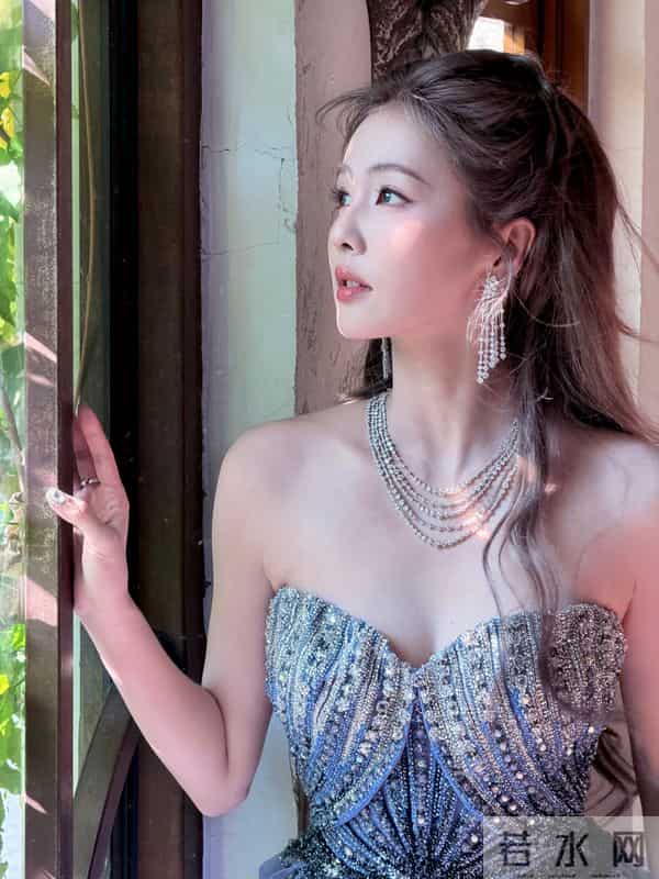 白鹿不要这么考验大家的定力!最近好爱穿抹胸裙啊