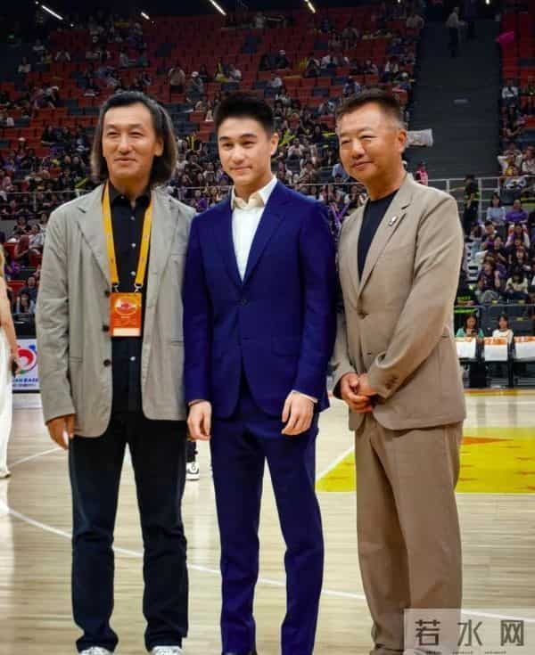 赌王四太梁安琪近况,皮松肉垮骨头突出,马来街头戴礼帽吃路边摊