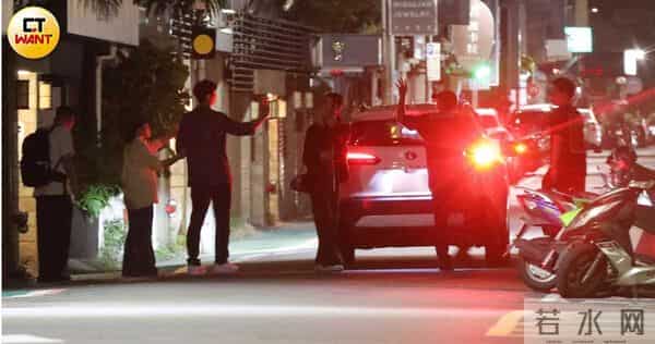 直击王大陆「深夜遭警察关切」！放假带女友吃日料  大飞柯震东也在