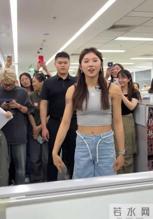 原来吴燕妮现实中长这样，挺好看的呀！