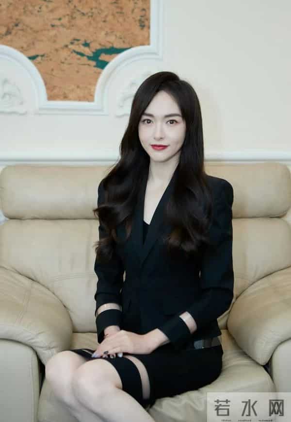 唐嫣的脚是最美的!小腿太细了