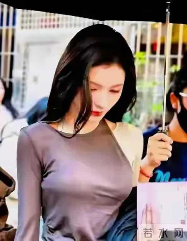 张予曦的身材太吸睛了 胸围好大 翘臀细腰 身材曲线完美流畅 太迷人了