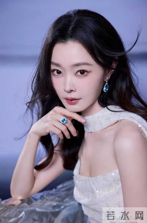 宋轶最新活动照,一袭白色薄纱羽毛裙,布灵布灵的,美得不可方物