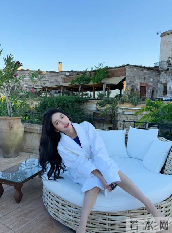 潘敏度假穿比基尼泡温泉,这真养眼