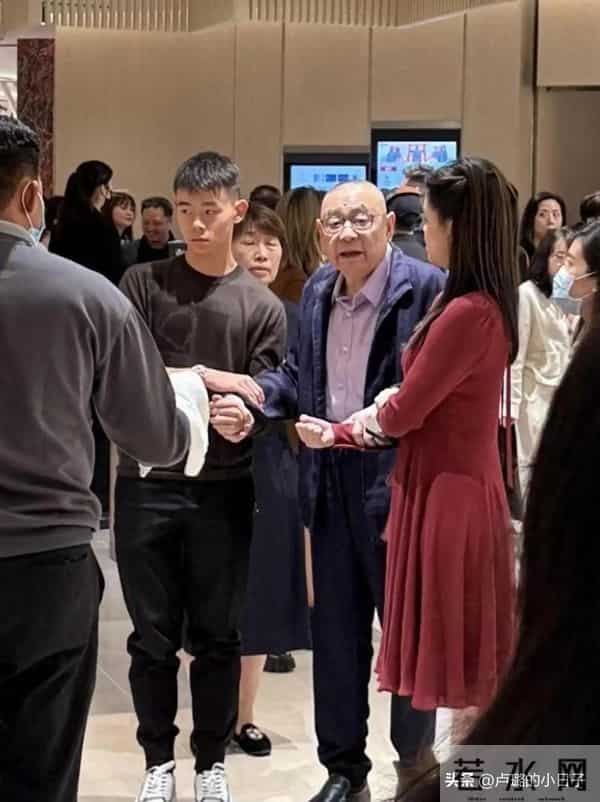 甘比和情敌在较劲，给17岁女儿生日过于低调了！