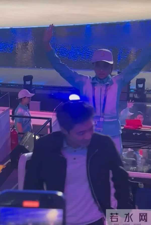 霍启山现身全运会开幕式!清爽干净人气高,和堂弟成家族颜值担当