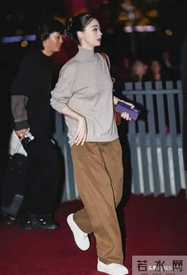 41岁蒋欣穿卡其上衣配棕色长裤 高级又洋气 瘦身成功后美得超惊艳