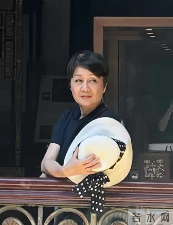 赌王四太梁安琪近况,皮松肉垮骨头突出,马来街头戴礼帽吃路边摊