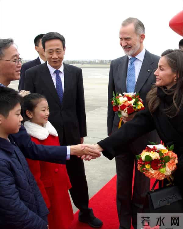 西班牙国王王后抵达成都啦！莱后穿黑大衣太美了，献花女孩好喜庆