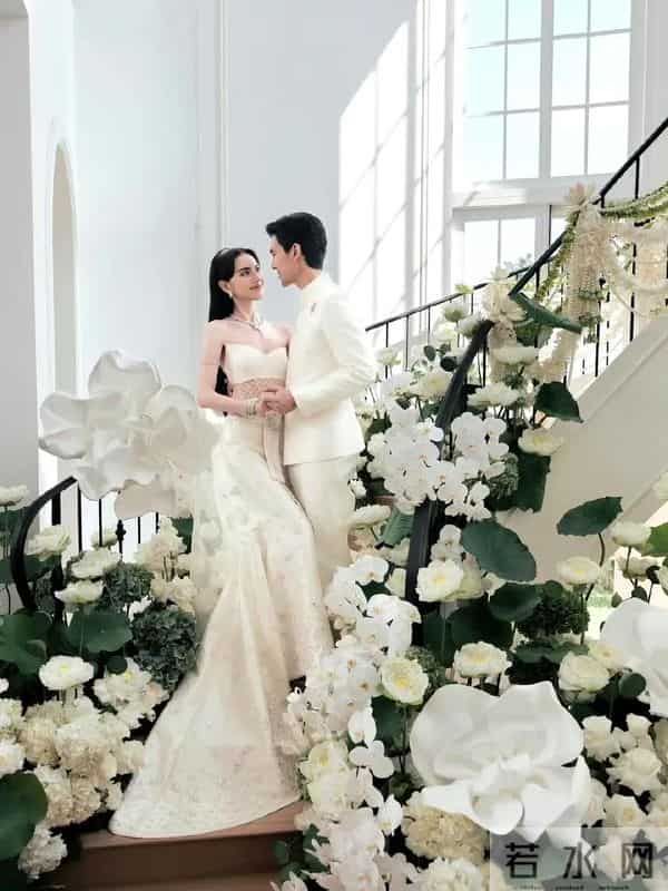 泰星Mai婚礼在私人豪宅举办,低调温馨,宾客20多人,花童是小狗