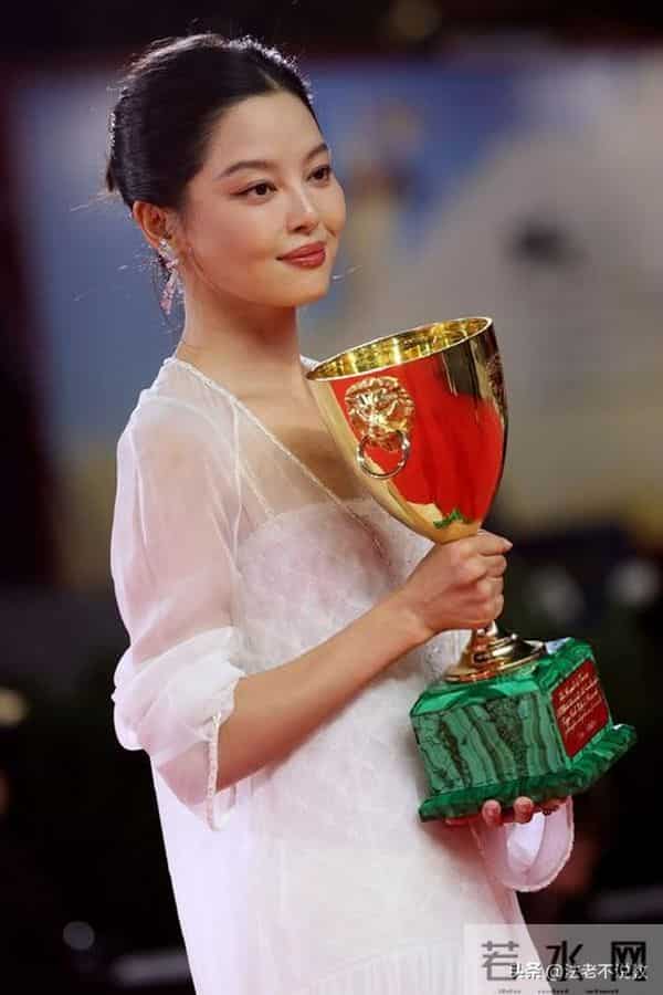 被辛芷蕾反击后,“一言不发”的郝蕾,终于不再顾忌所谓的体面!