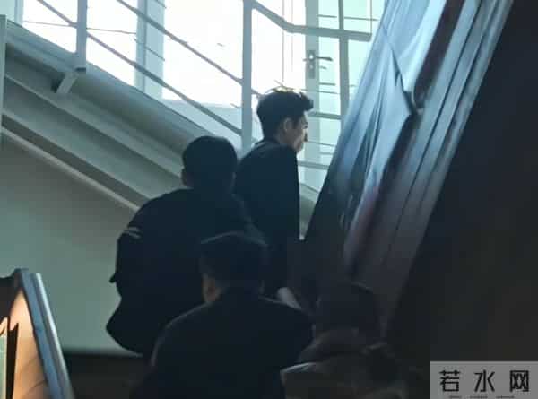 被“发腮”的张一山惊艳！33岁终于长开，尽显京爷范，遗憾有点矮