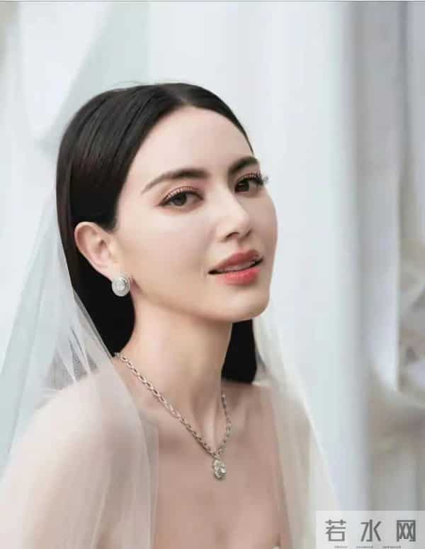 泰星Mai婚礼在私人豪宅举办,低调温馨,宾客20多人,花童是小狗