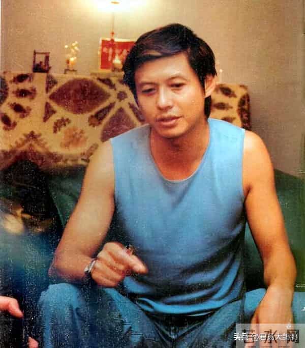 央视一哥和董卿同居6年分手,51岁二婚再娶娇妻,如今60岁大变样