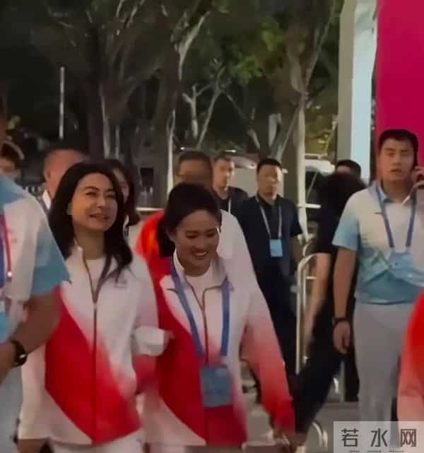 霍启山现身全运会开幕式!清爽干净人气高,和堂弟成家族颜值担当