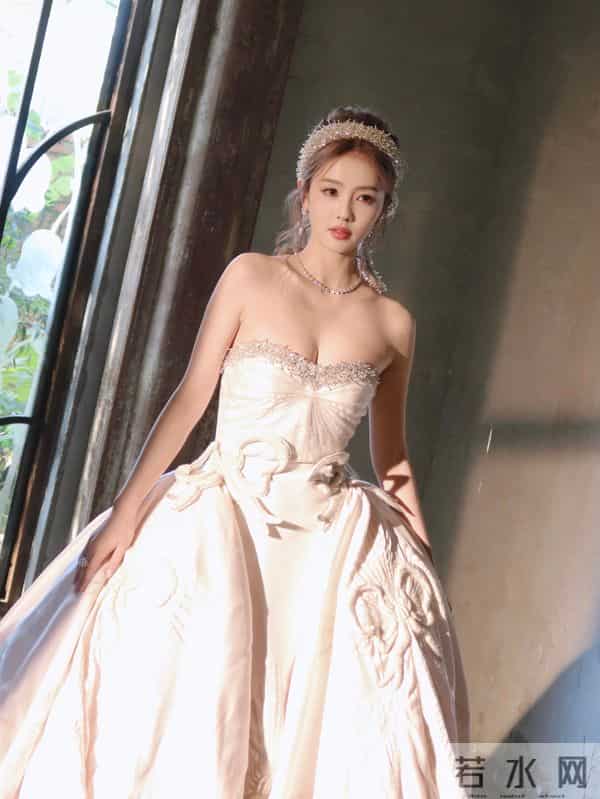 白鹿不要这么考验大家的定力!最近好爱穿抹胸裙啊