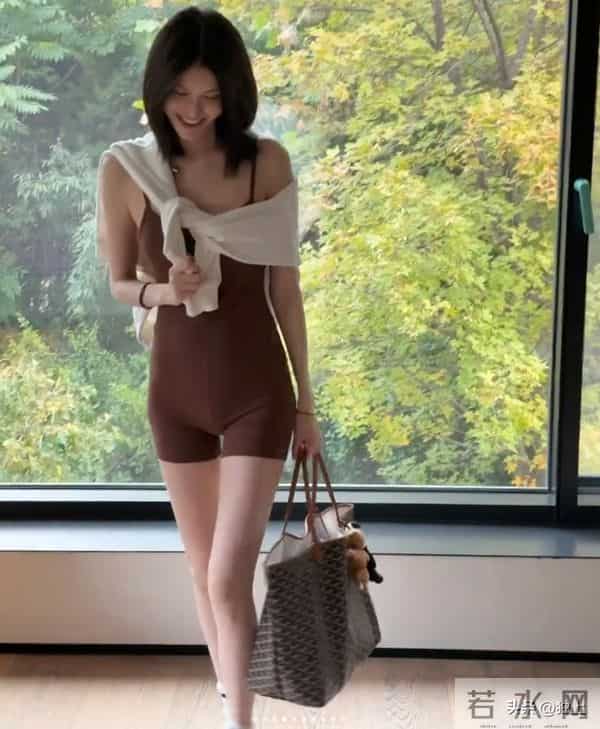 36岁何穗生子后首秀照,穿紧身服小腹紧实平坦,哪像生过孩子的?