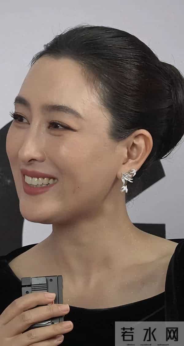 44岁马苏好漂亮，真会保养 脸上没有皱纹，皮肤紧致 看着跟20岁似的