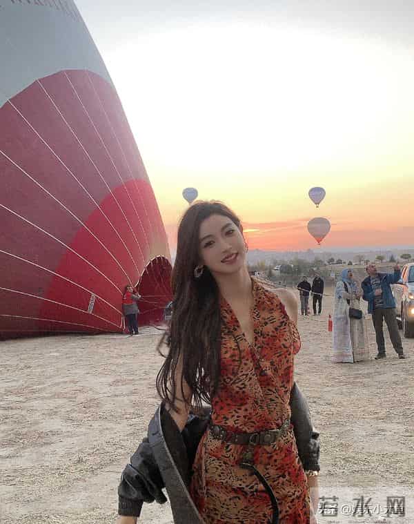 主持人金佳悦晒土耳其旅游美照，穿挂脖裙大秀美腿，杨柳细腰好辣