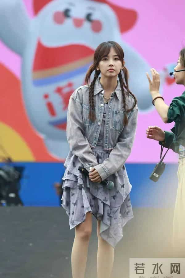 王冰冰怎么这么爱穿肉色丝袜？谁教她的？