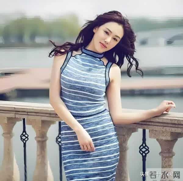 母亲是影后,丈夫是著名演员,公公是央视名嘴,34岁的她却当网红