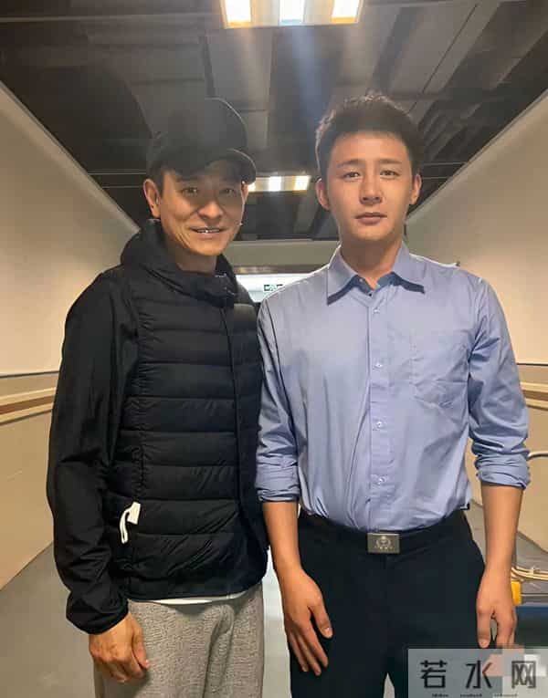 天呐，大家看看刘德华旁边这个男人是谁呀，长得比刘德华还帅气