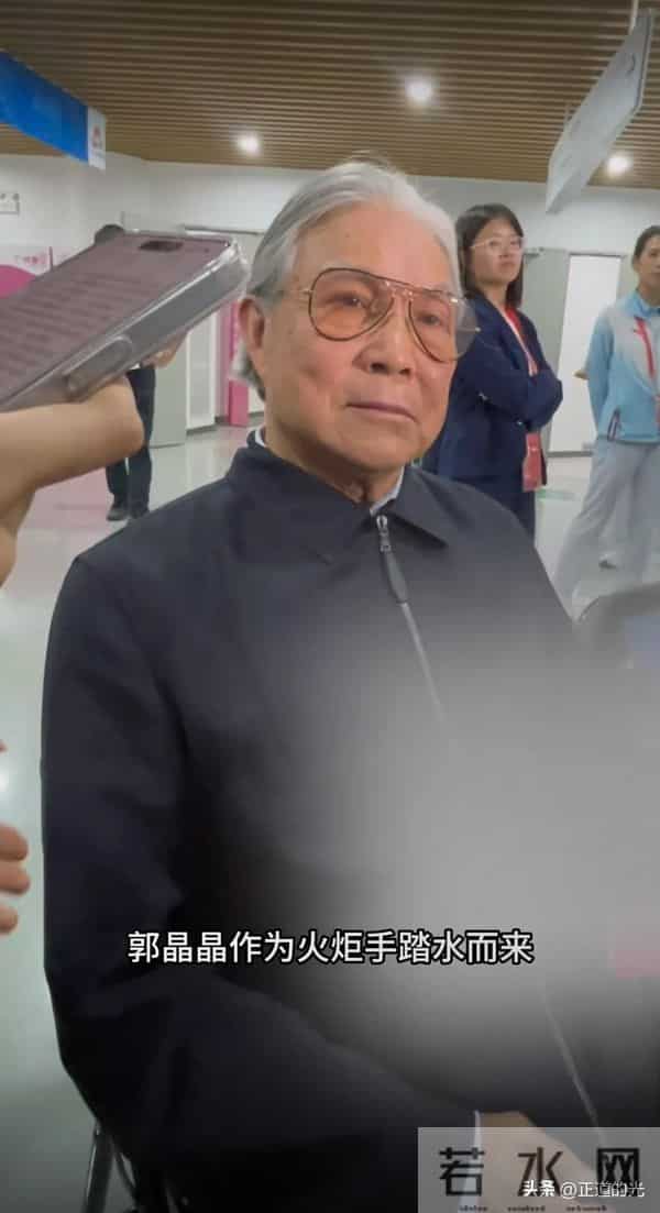 霍震霆称郭晶晶全运会火炬手没有告诉自己 一提儿媳就笑得合不拢嘴